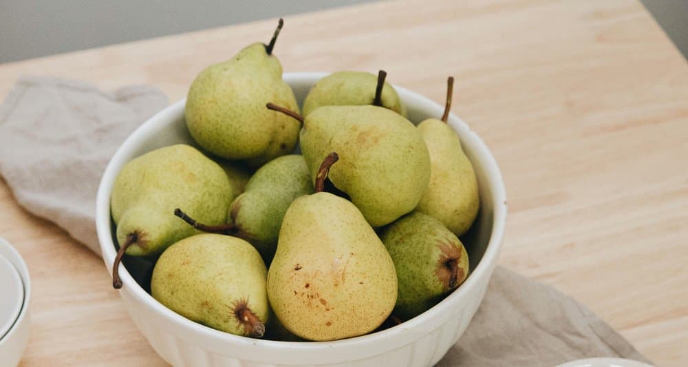 Foto ilustrativa do artigo: Cachorro pode comer pera? (com casca?)
